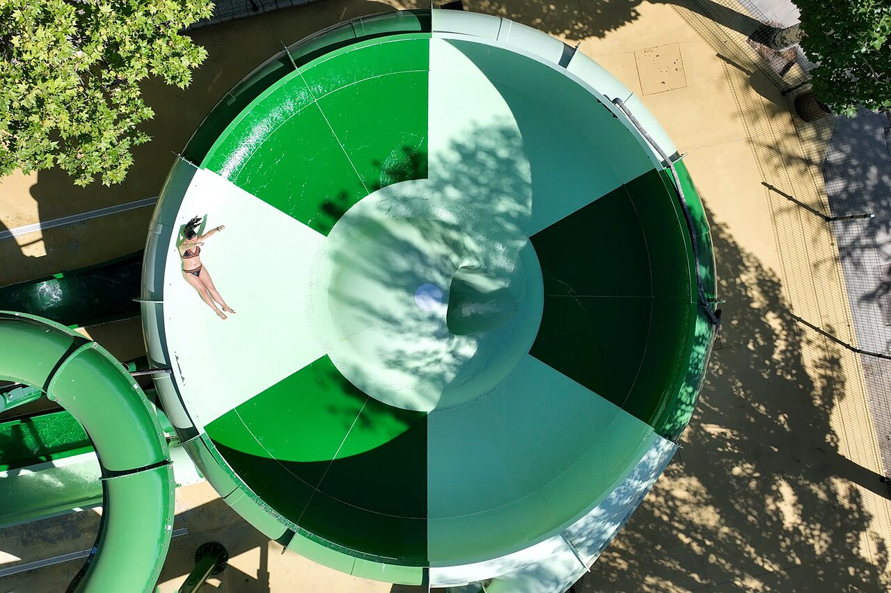 Toboggan aquatique g�ant et baigneur au camping CAPFUN El Escorial, Madrid (28).