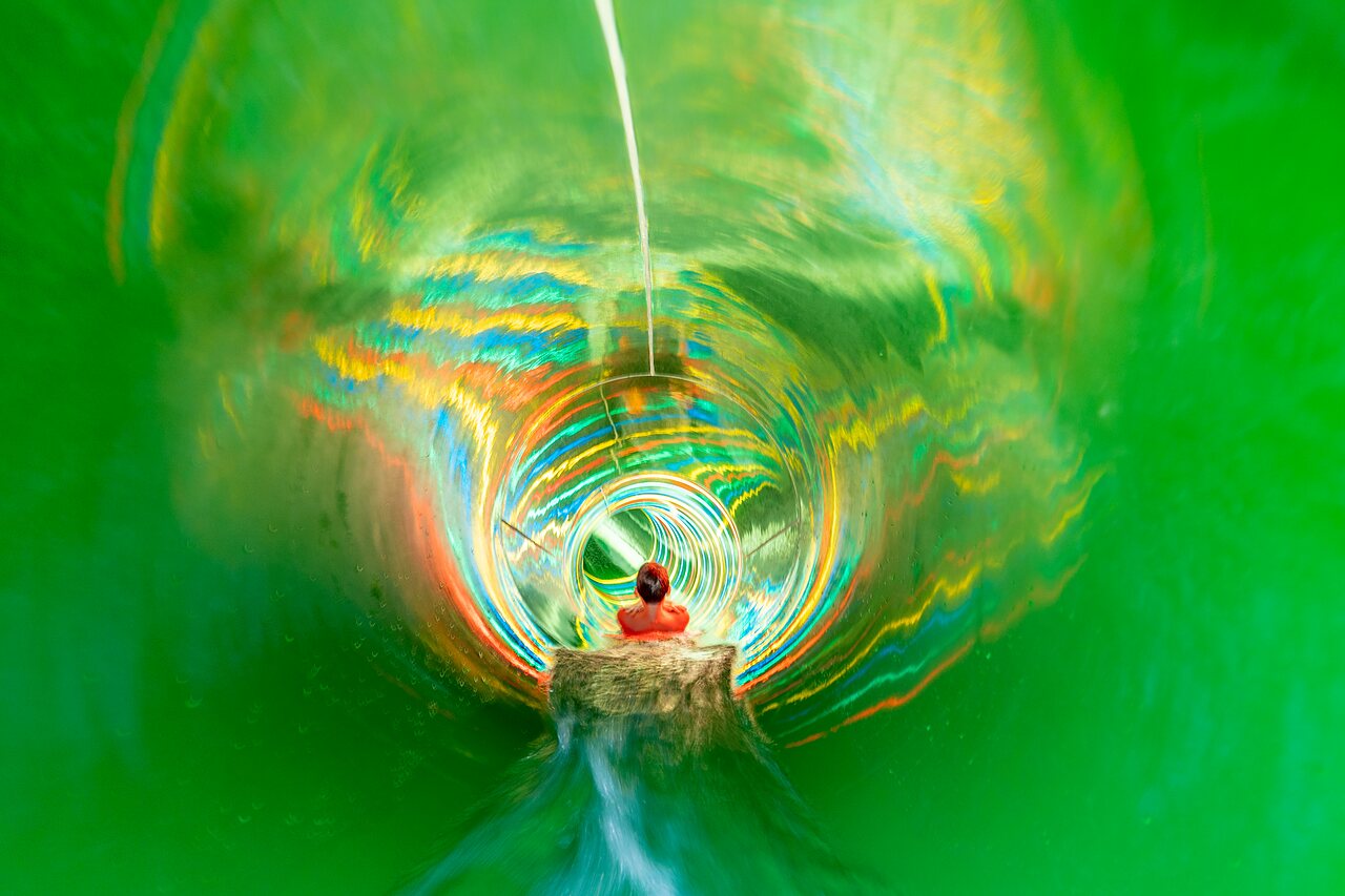 Personne descendant un toboggan aquatique color� au camping CAPFUN El Escorial, Madrid (28).