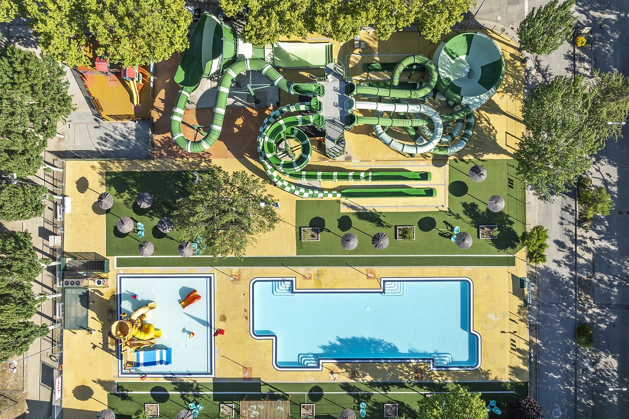 Vue a�rienne parc aquatique, toboggans g�ants et piscines au camping CAPFUN El Escorial, Madrid.