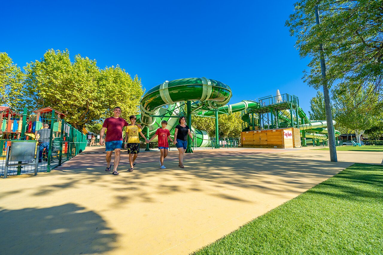 Toboggans aquatiques, aire de jeux au CAPFUN El Escorial, Madrid (28).