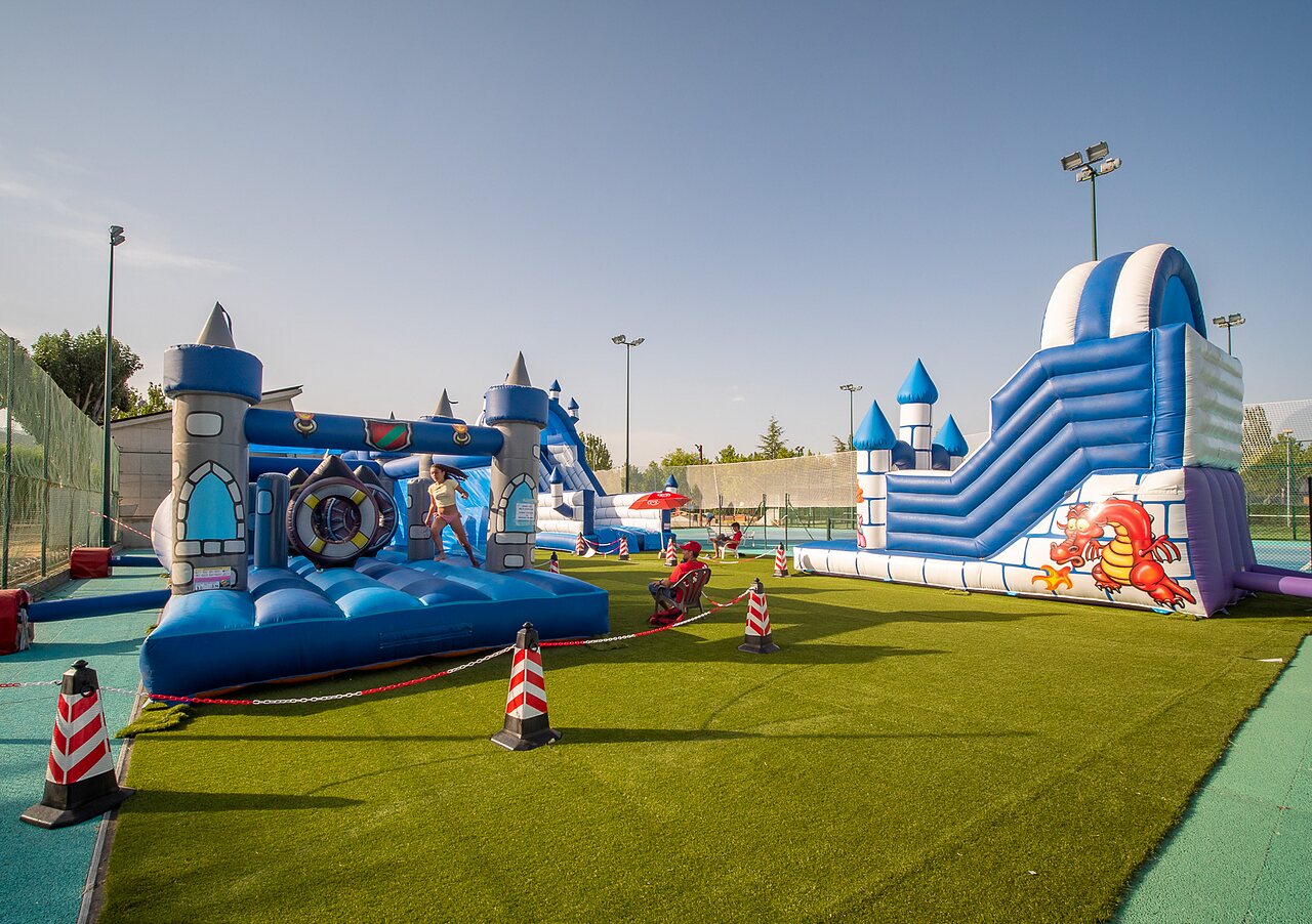 Grandes structures gonflables et toboggans pour enfants au camping CAPFUN El Escorial, Madrid.