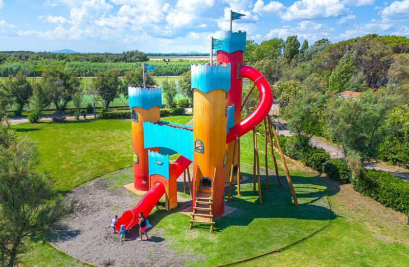 Jeu Carabouille - Aire de jeux ch�teau g�ante avec toboggans au camping CAPFUN Europing � Tarquinia (01).