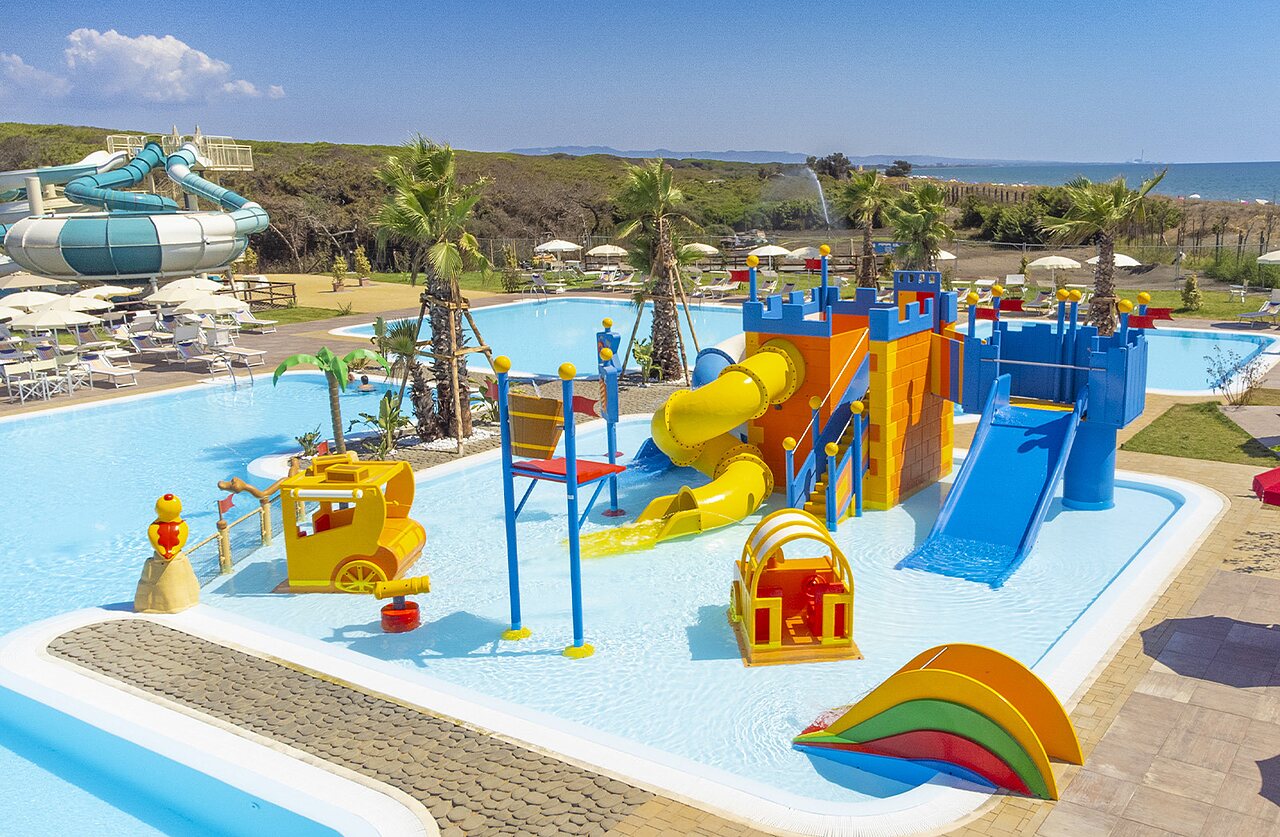 Toboggans, jeux aquatiques et piscines au camping CAPFUN Europing � Tarquinia (01).