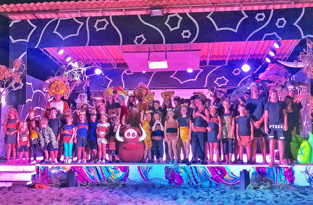 Spectacle d'animation pour enfants sur sc�ne illumin�e au camping CAPFUN Europing � Tarquinia (01).