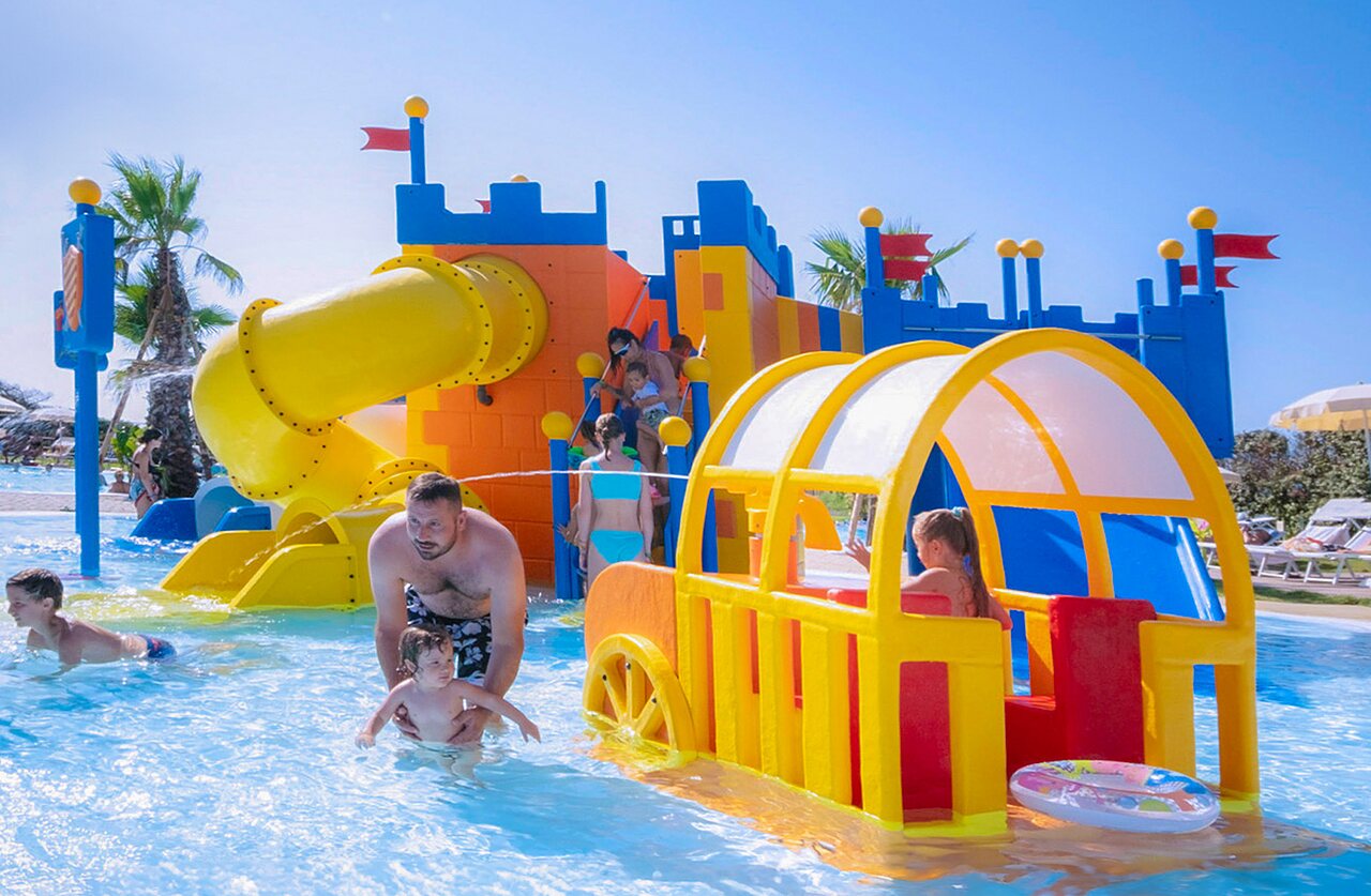 Aire de jeux aquatique, toboggan et ch�teau pour enfants au camping CAPFUN Europing � Tarquinia (01).