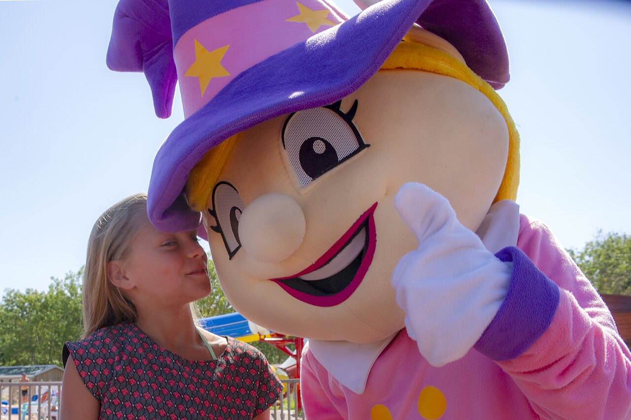 Fille souriante avec mascotte animatrice donnant un pouce lev� au camping CAPFUN Europing � Tarquinia (01).