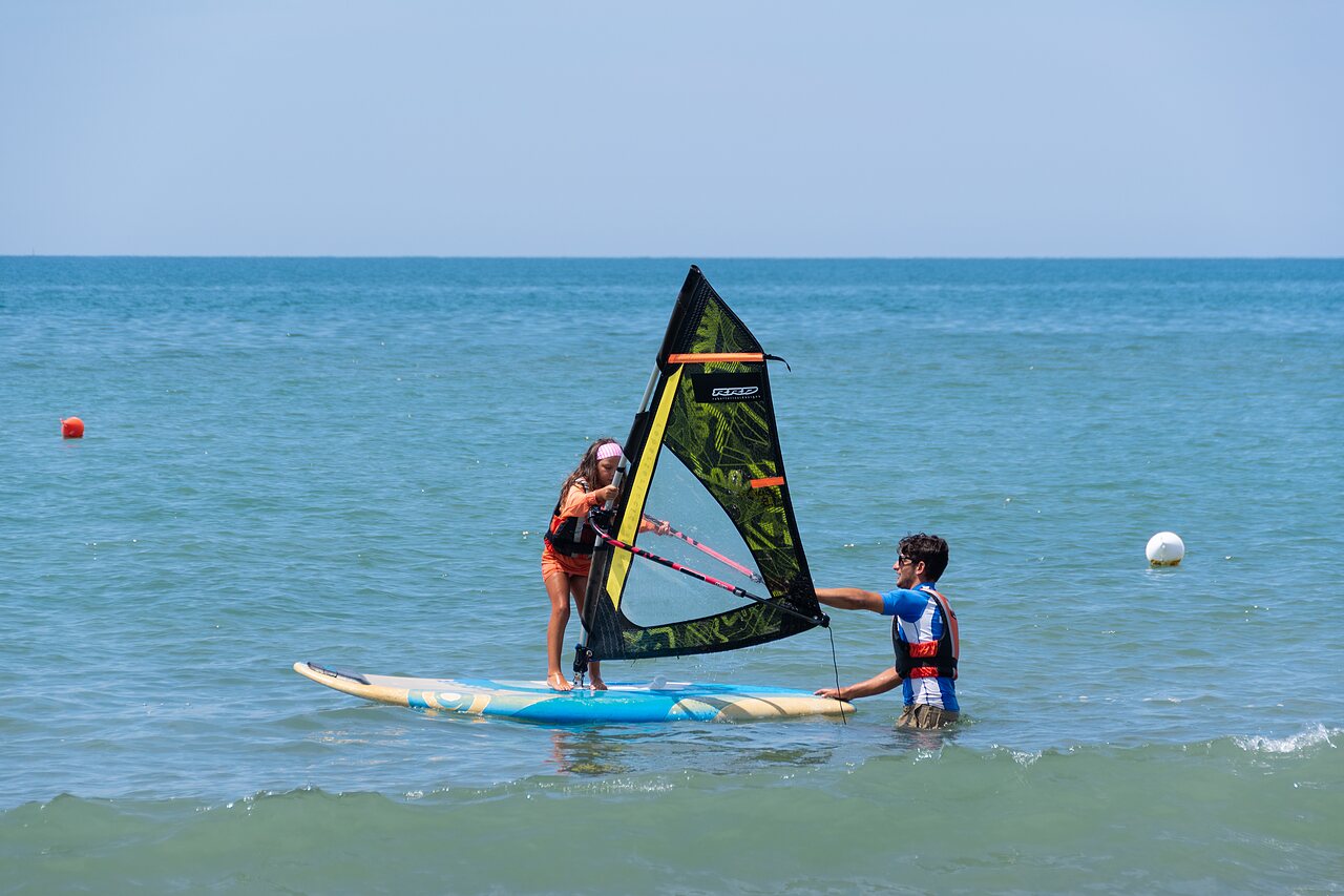 Cours de planche � voile pour enfant avec instructeur au camping CAPFUN Europing � Tarquinia (01).