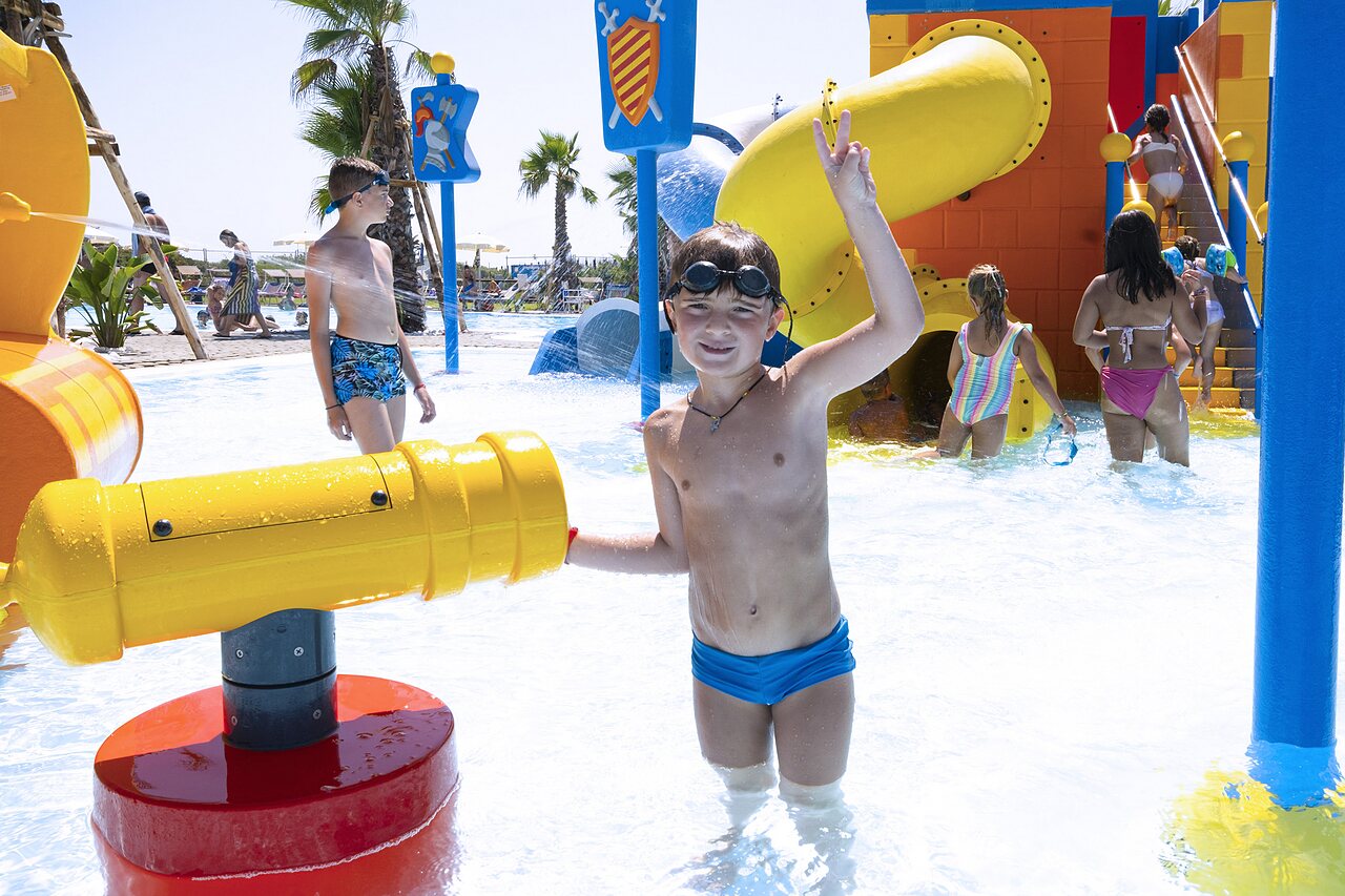 Piscine ludique avec toboggan et enfants au camping CAPFUN Europing � Tarquinia (01).