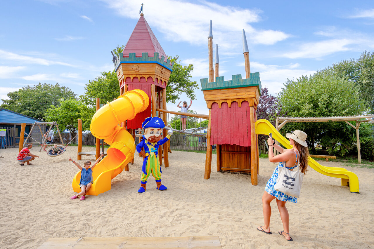 Aire de jeux th�matique avec toboggans, enfants et mascotte au camping CAPFUN L'Eve � Saint-Marc-sur-Mer (44).