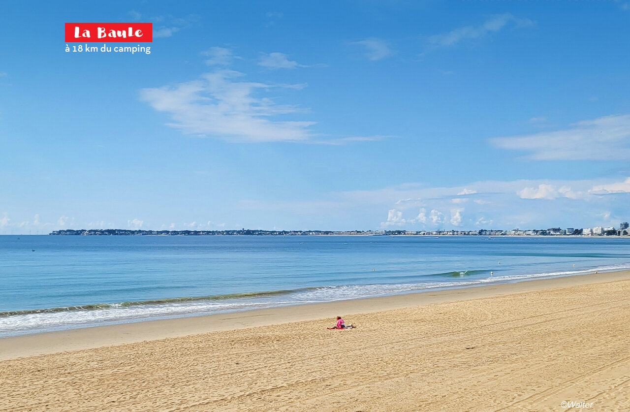 Longue plage de sable fin de La Baule, destination touristique en Loire-Atlantique.