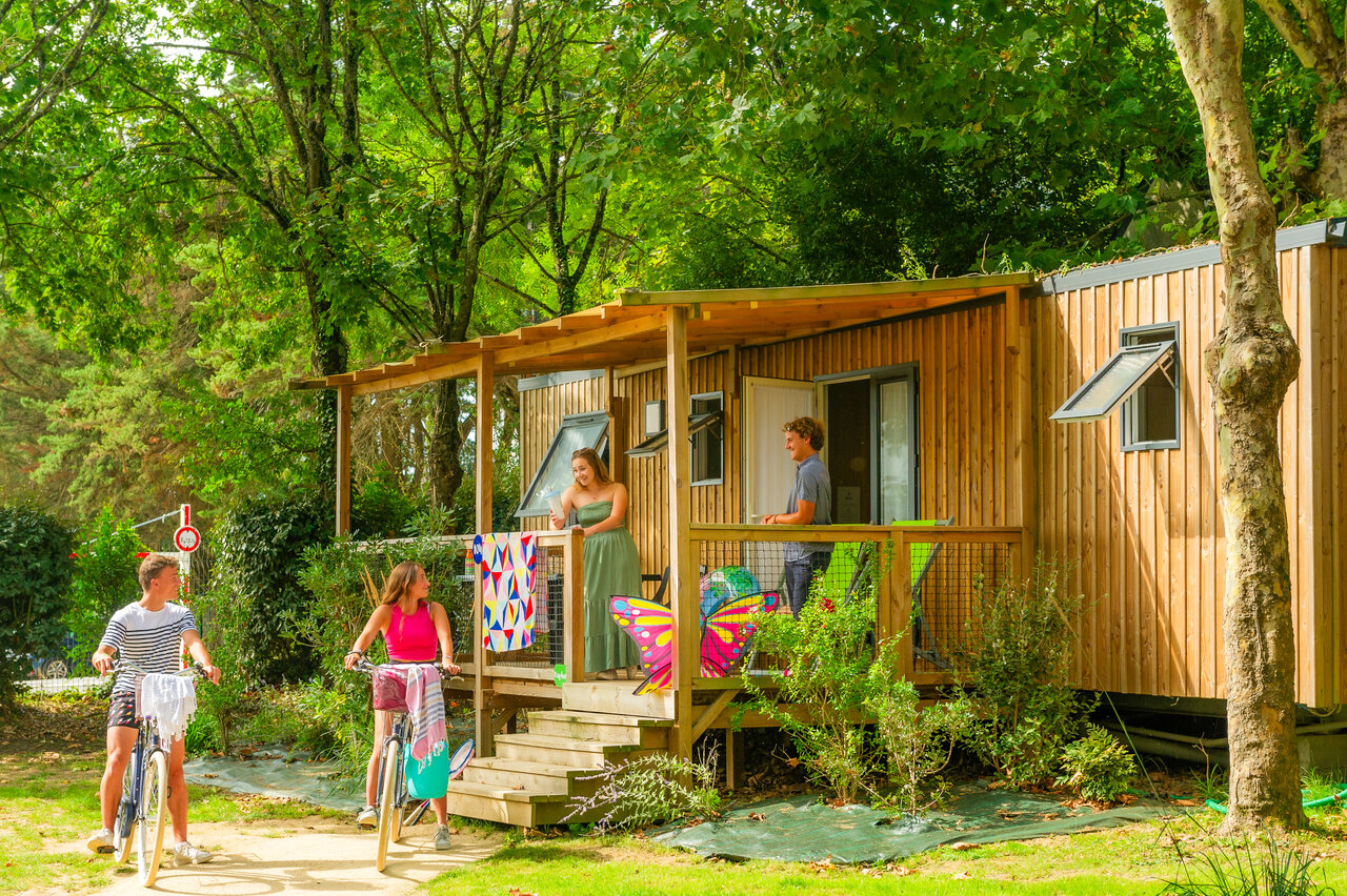 Mobile home en bois, terrasse, jeunes et v�los au CAPFUN L'Eve (44).