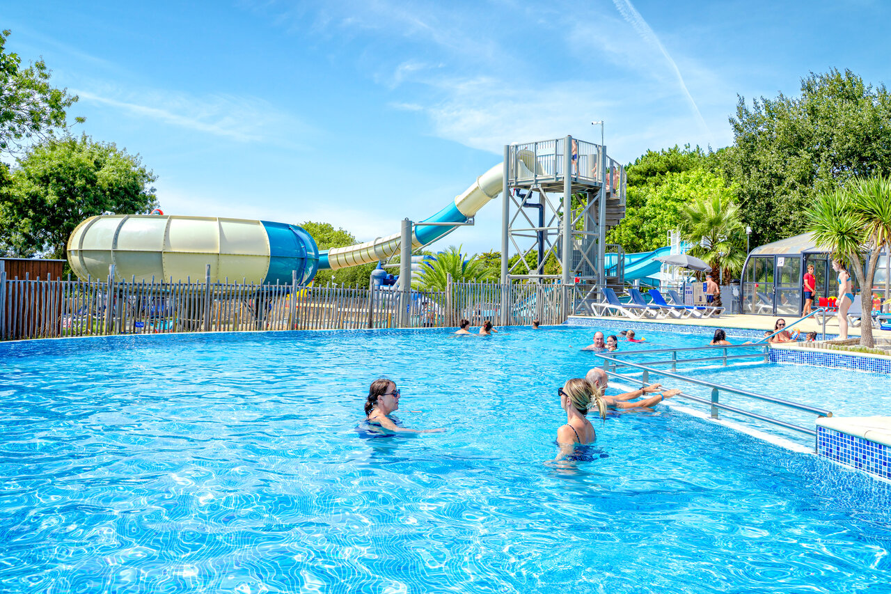 Piscine ext�rieure, toboggans, baigneurs au CAPFUN L'Eve Saint-Marc-sur-Mer (44).