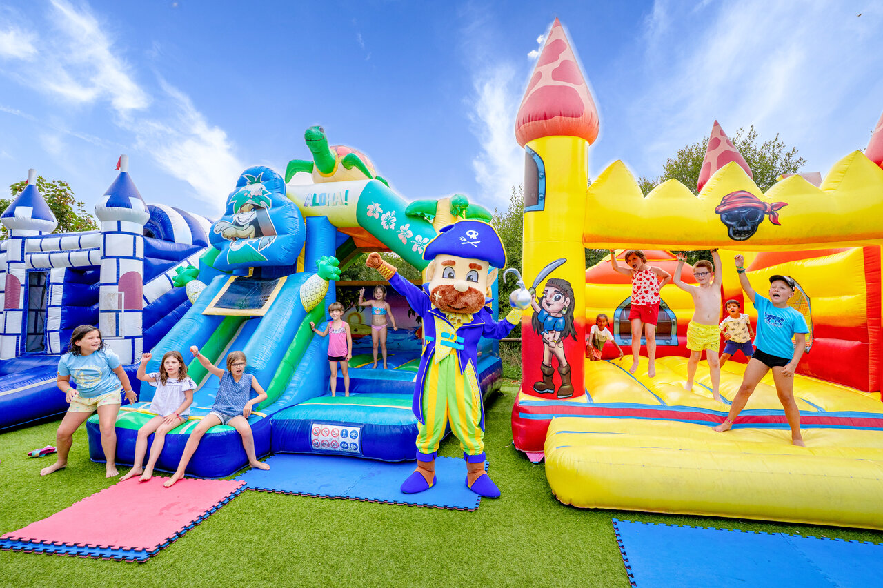Jeux gonflables, toboggans et enfants avec mascotte pirate au camping CAPFUN L'Eve � Saint-Marc-sur-Mer.