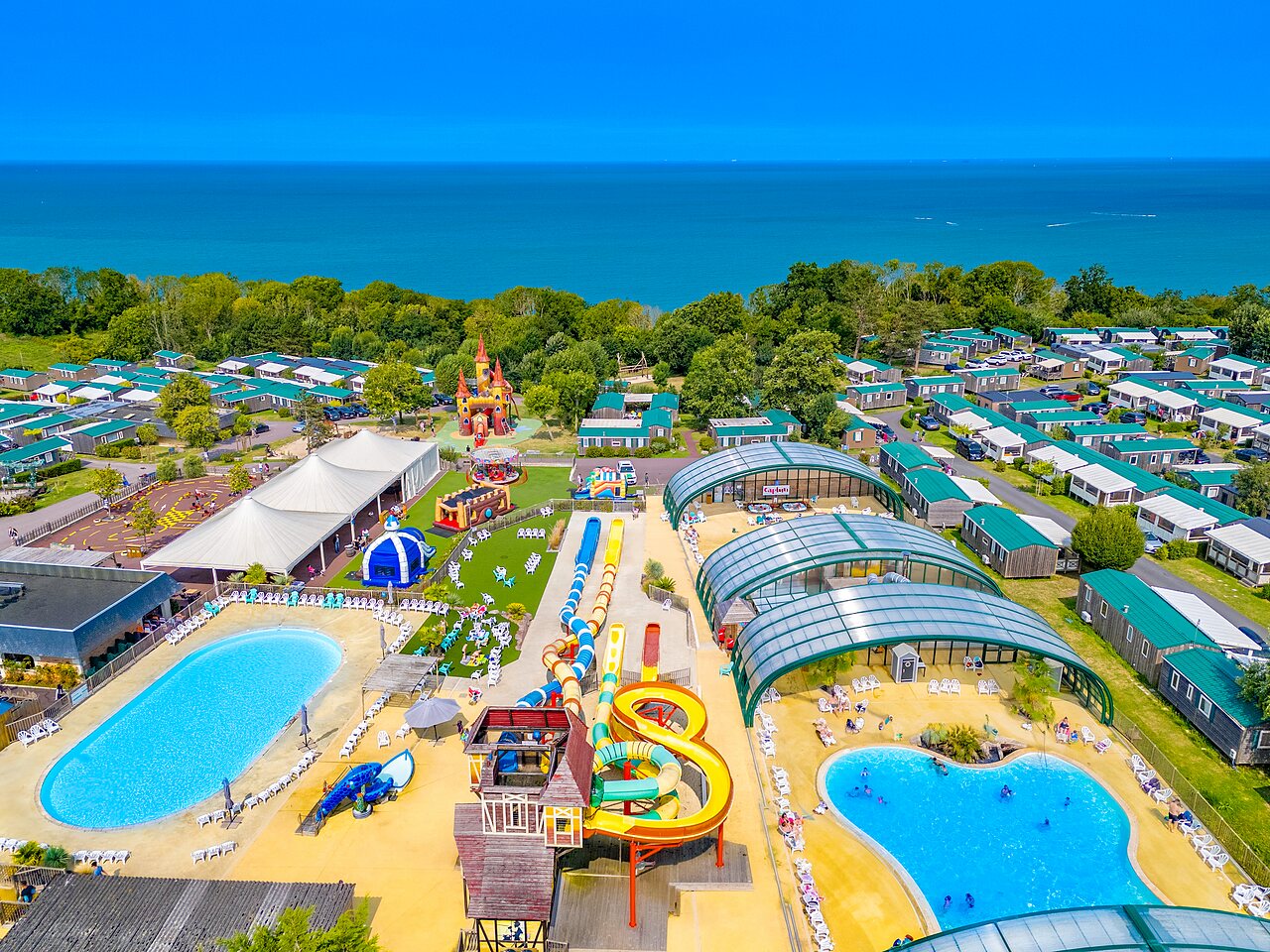 Vue a�rienne du parc aquatique, Mobil-homes au camping CAPFUN Falaises � Gonneville sur Mer.