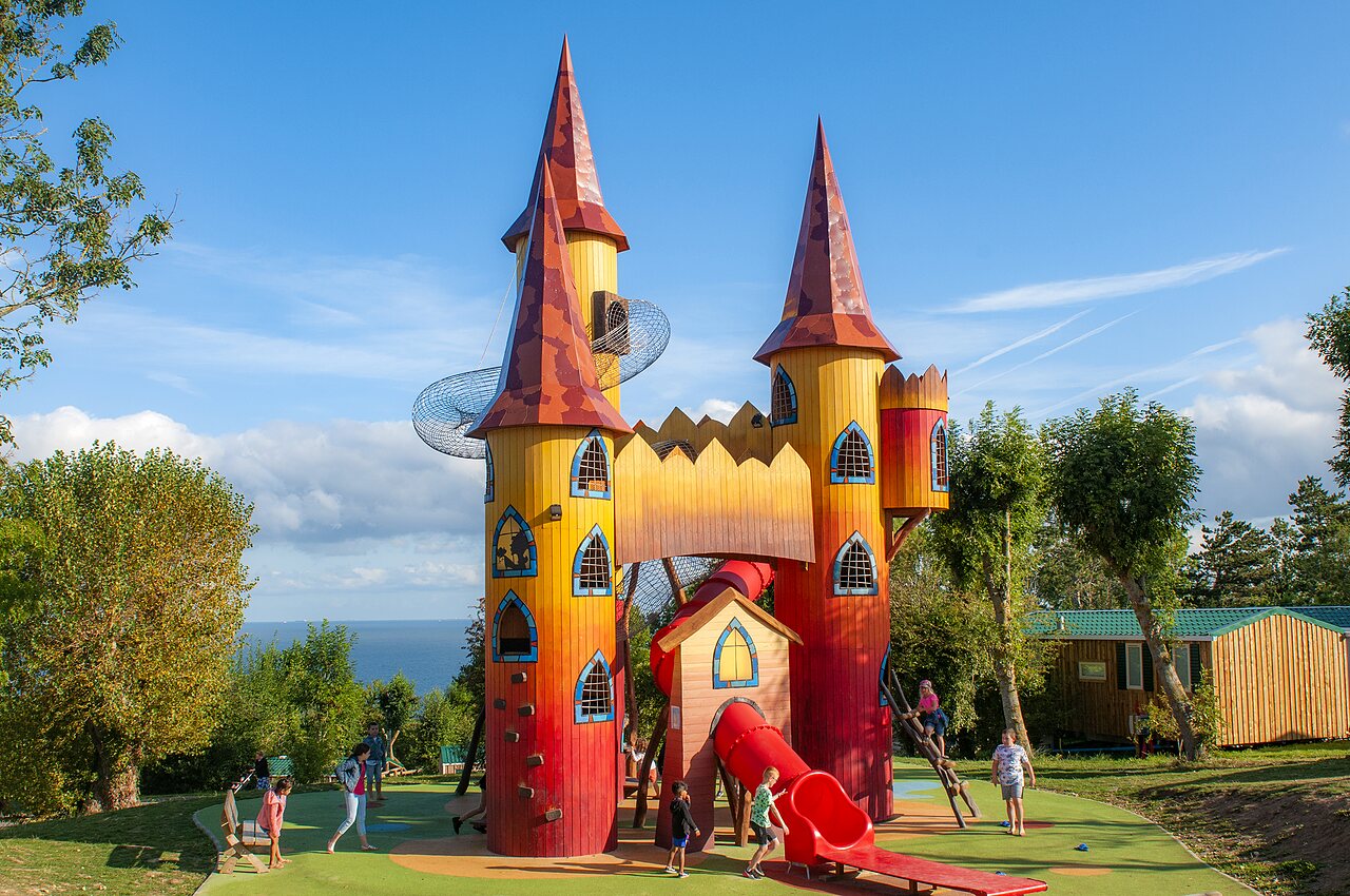 Ch�teau aire de jeux g�ant, toboggans, enfants au camping CAPFUN Falaises � Gonneville sur Mer (14).