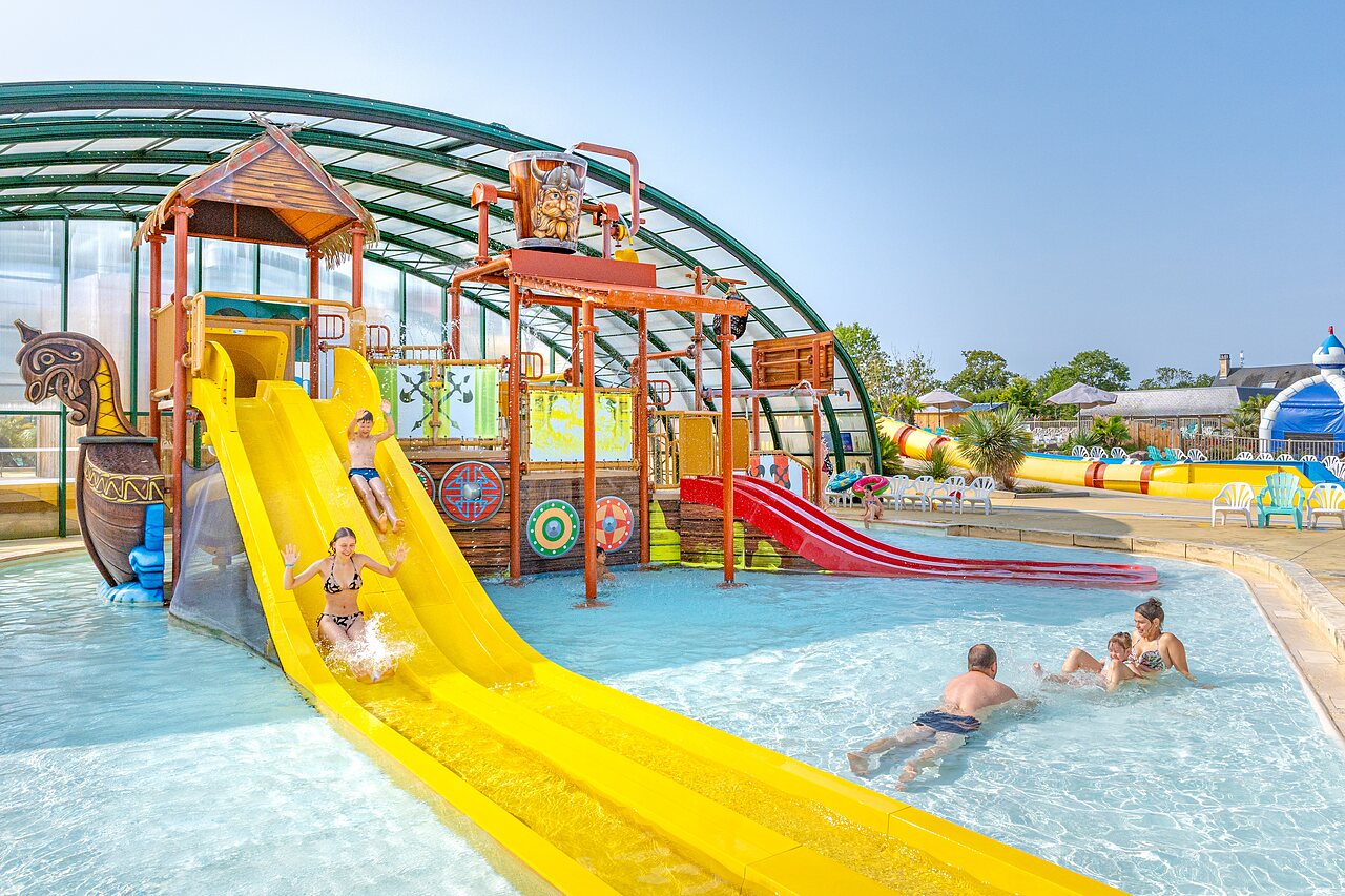 Toboggans aquatiques et jeux d'eau au camping CAPFUN Falaises � Gonneville sur Mer (14).