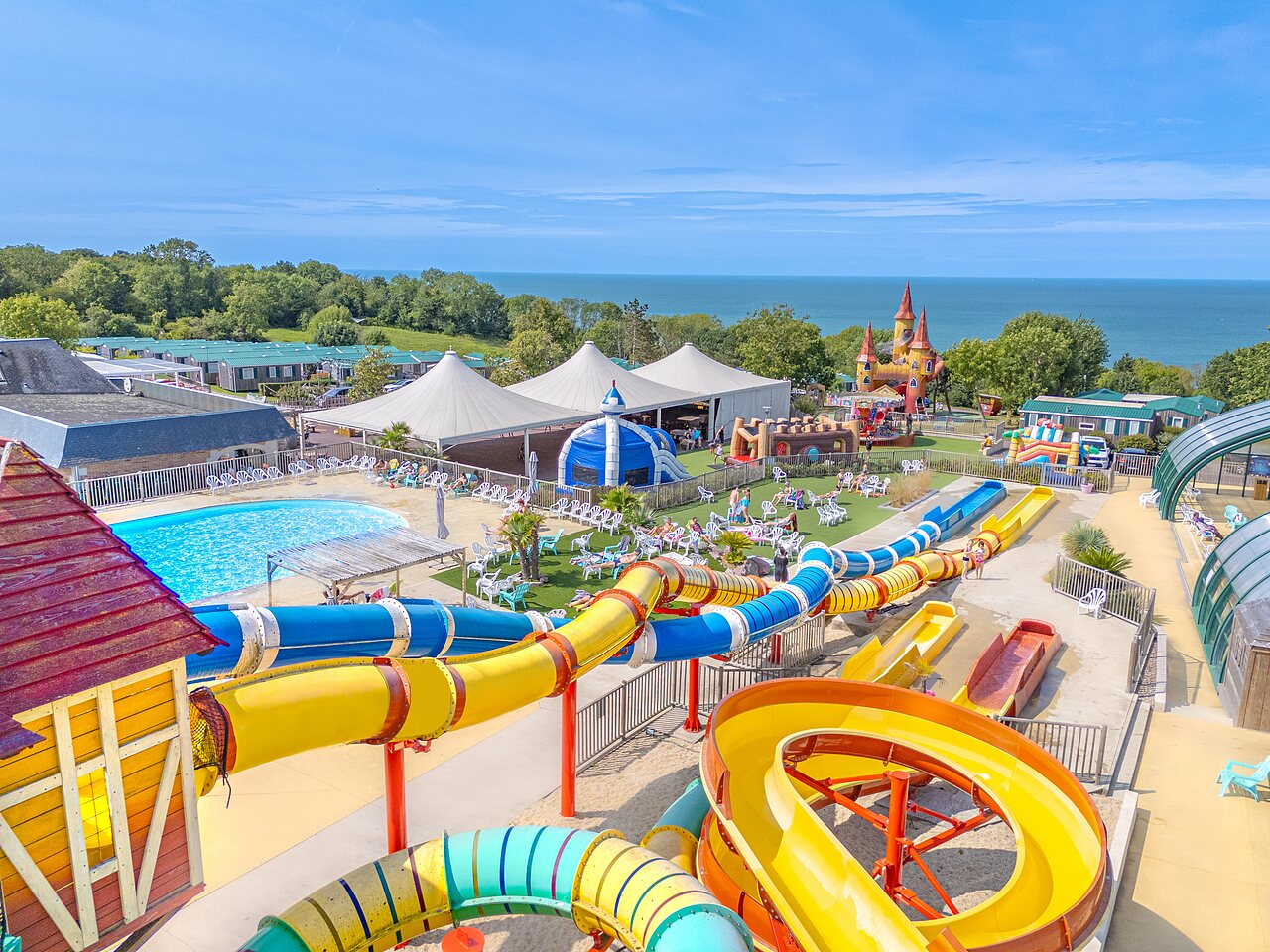 Grand complexe aquatique, toboggans, piscine CAPFUN Falaises � Gonneville sur Mer.