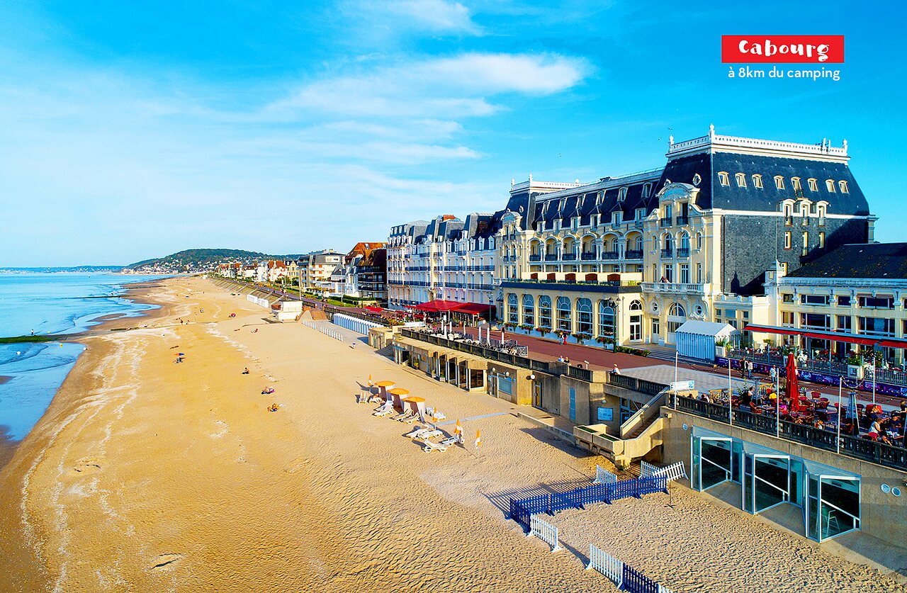 Plage de Cabourg et sa promenade, lieu � visiter pr�s du camping.