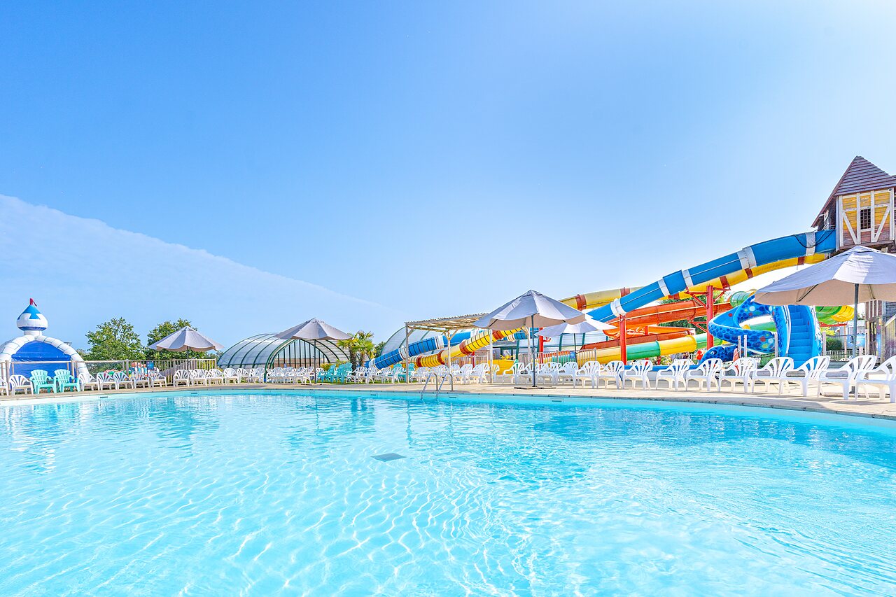 Piscine ext�rieure, toboggans aquatiques, transats au camping CAPFUN Falaises � Gonneville sur Mer (14).