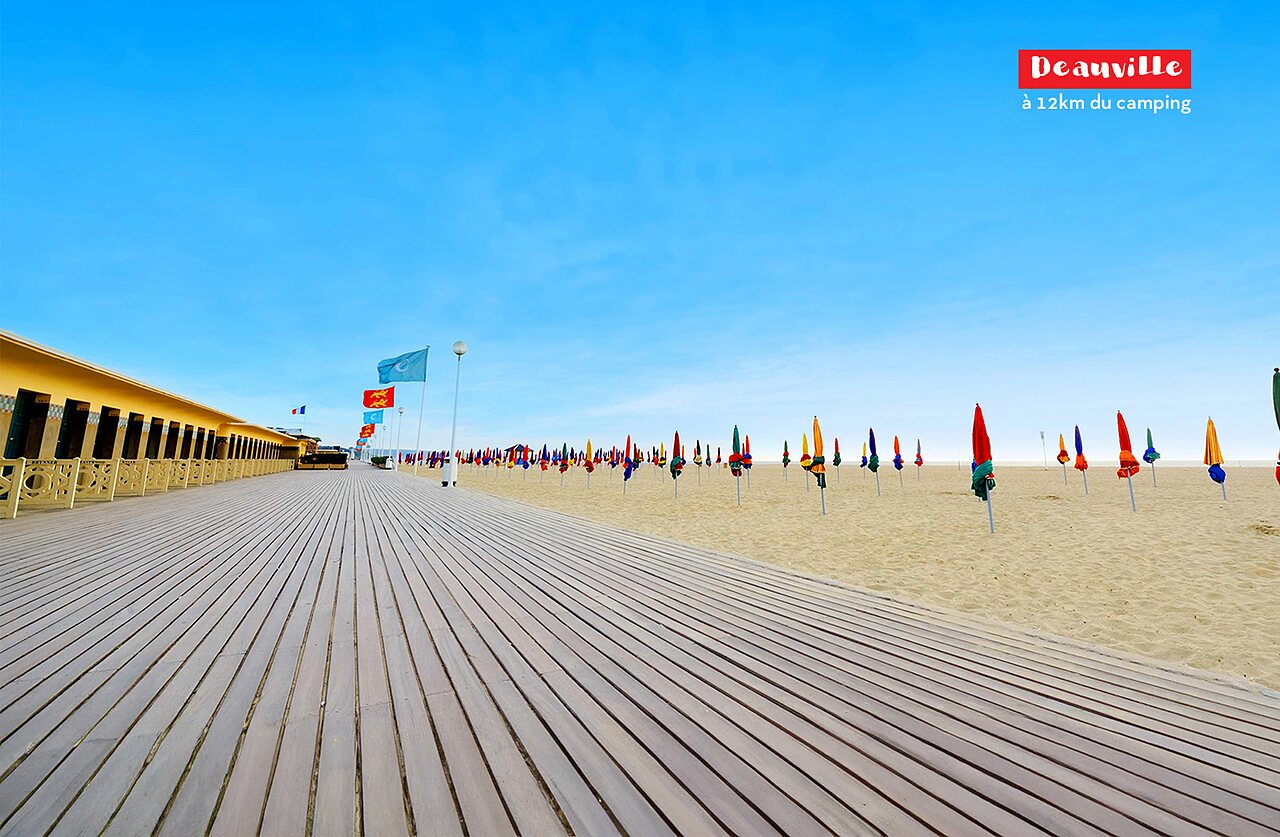 Les Planches de Deauville, c�l�bre promenade en bois et parasols color�s en Normandie.