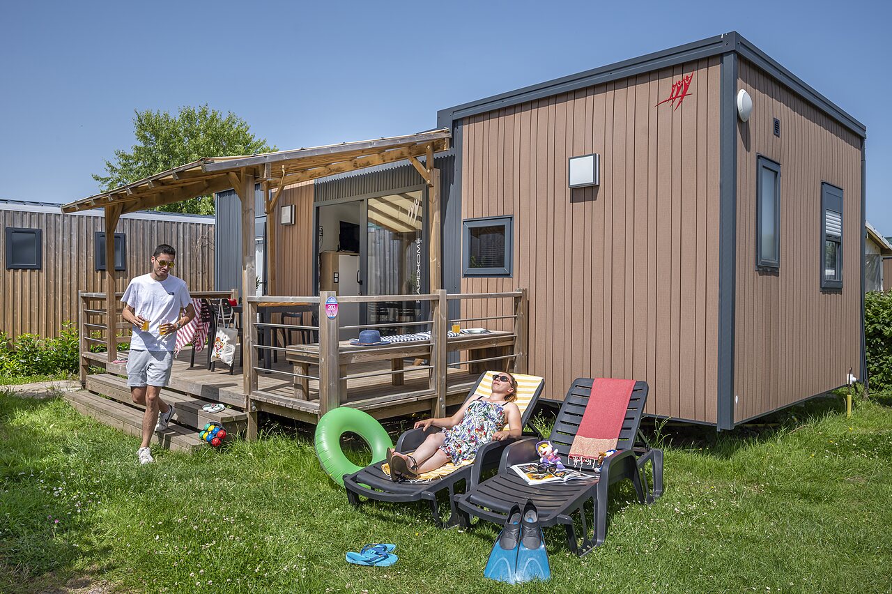 Mobil-home moderne avec terrasse, couple se relaxant au camping CAPFUN Falaises � Gonneville sur Mer (14).
