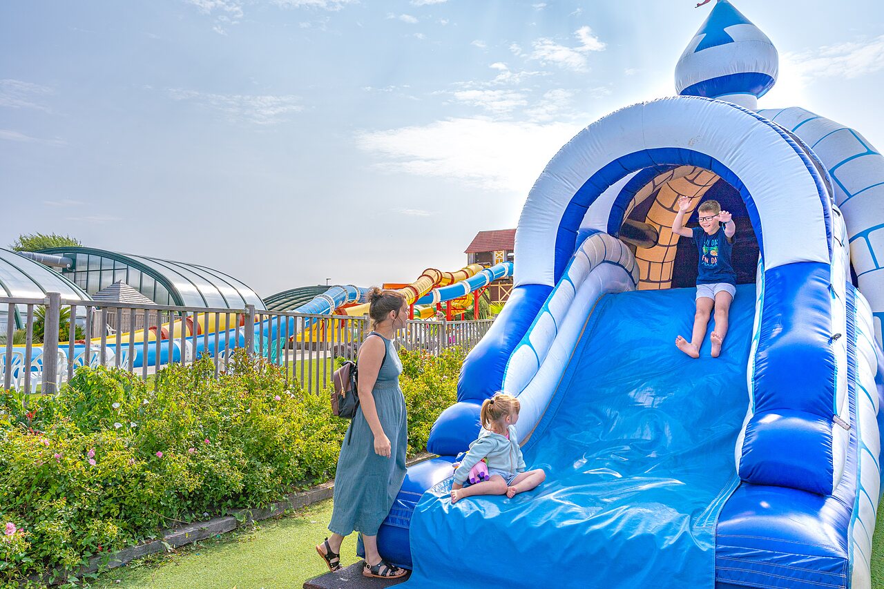 Toboggan gonflable pour enfants et parc aquatique au camping CAPFUN Falaises � Gonneville sur Mer (14).