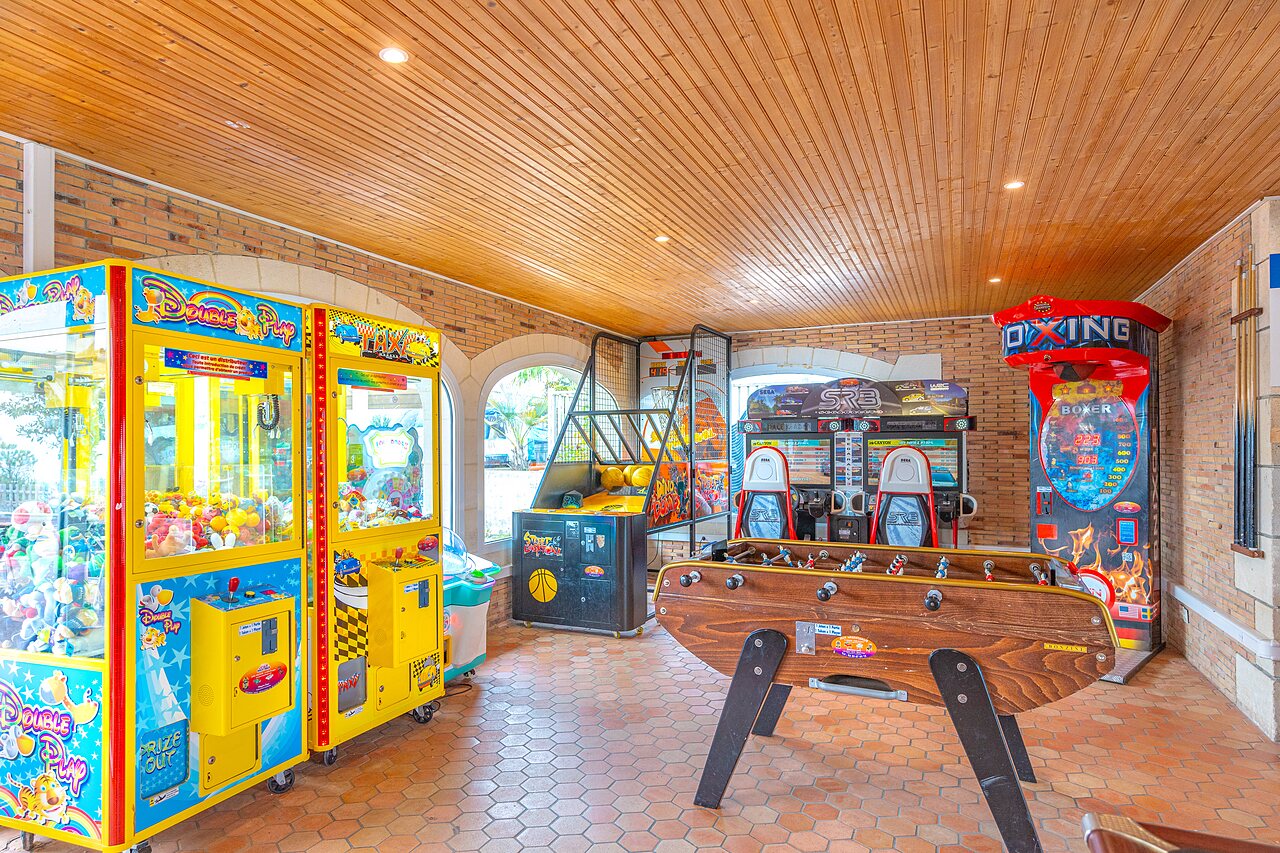Jeux d'arcade, baby-foot, divertissements au camping CAPFUN Falaises � Gonneville sur Mer.