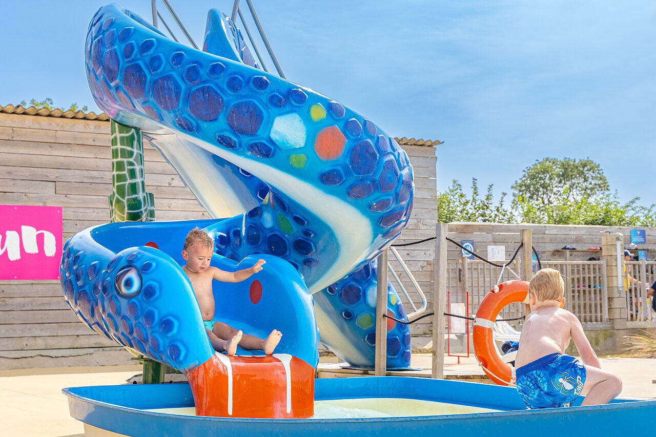Toboggan aquatique bleu serpent et enfants jouant au camping CAPFUN Falaises � Gonneville sur Mer.