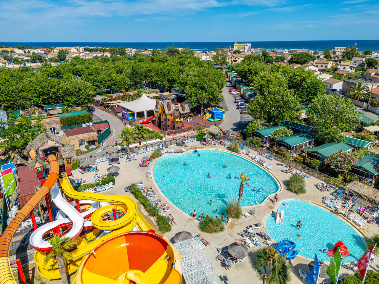 Toboggans aquatiques g�ants, piscines ext�rieures et jeux au camping CAPFUN F�erix � MARSEILLAN PLAGE.