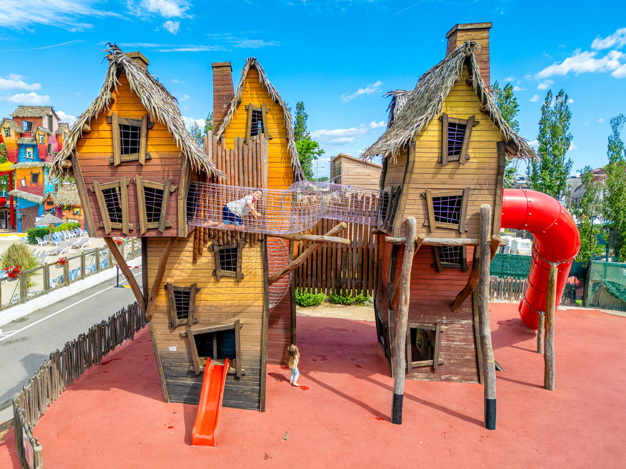 Aire de jeux cabanes, toboggans et filet pour enfants au camping CAPFUN F�erix � MARSEILLAN PLAGE (34).