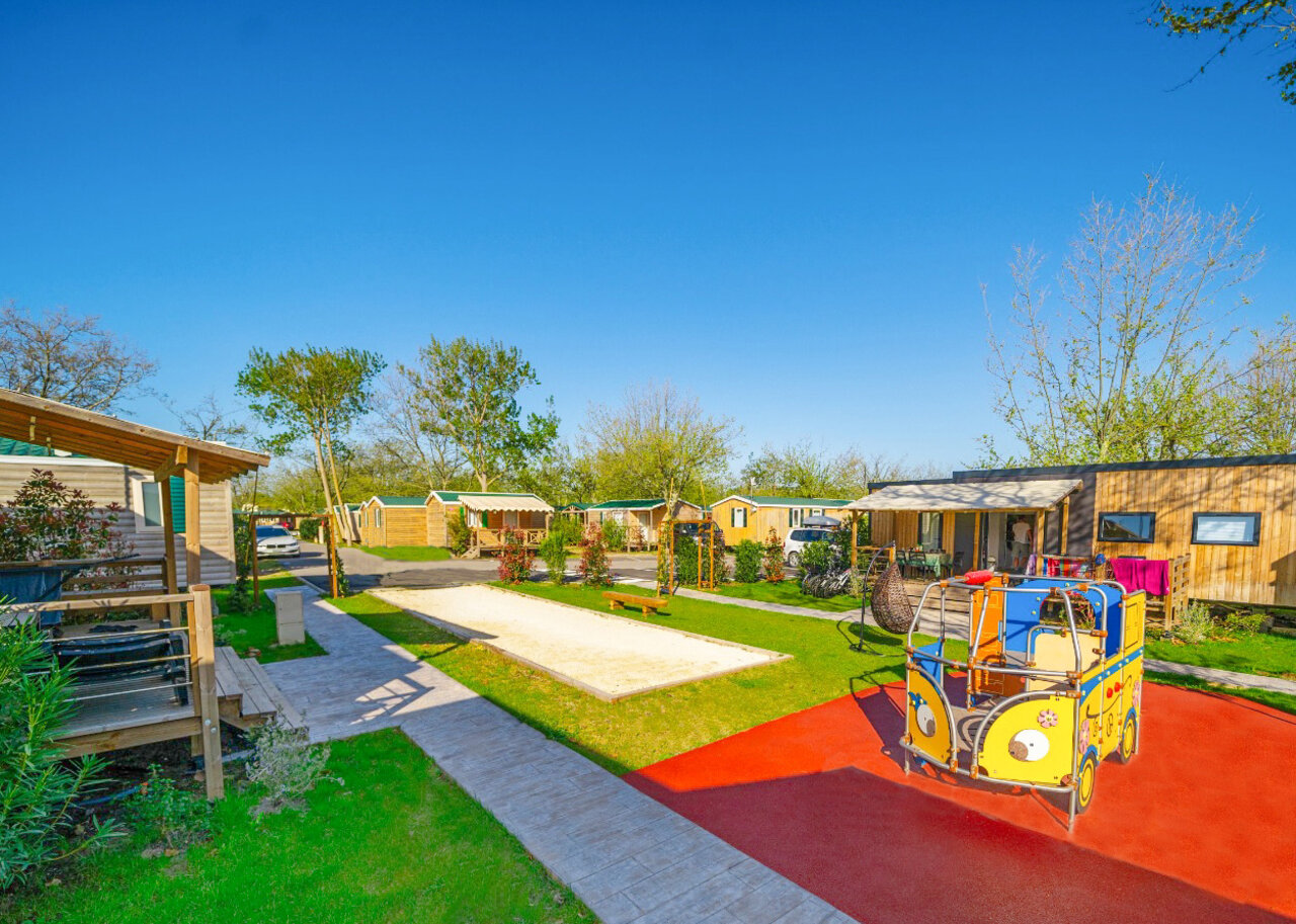 Aire de jeux color�e, terrain de p�tanque et mobil-homes au camping CAPFUN F�erix � MARSEILLAN PLAGE (34).