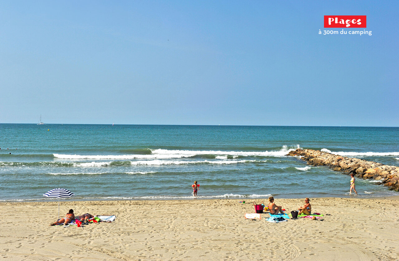 Plage de sable fin, baigneurs et mer au CAPFUN F�erix � MARSEILLAN PLAGE (34).