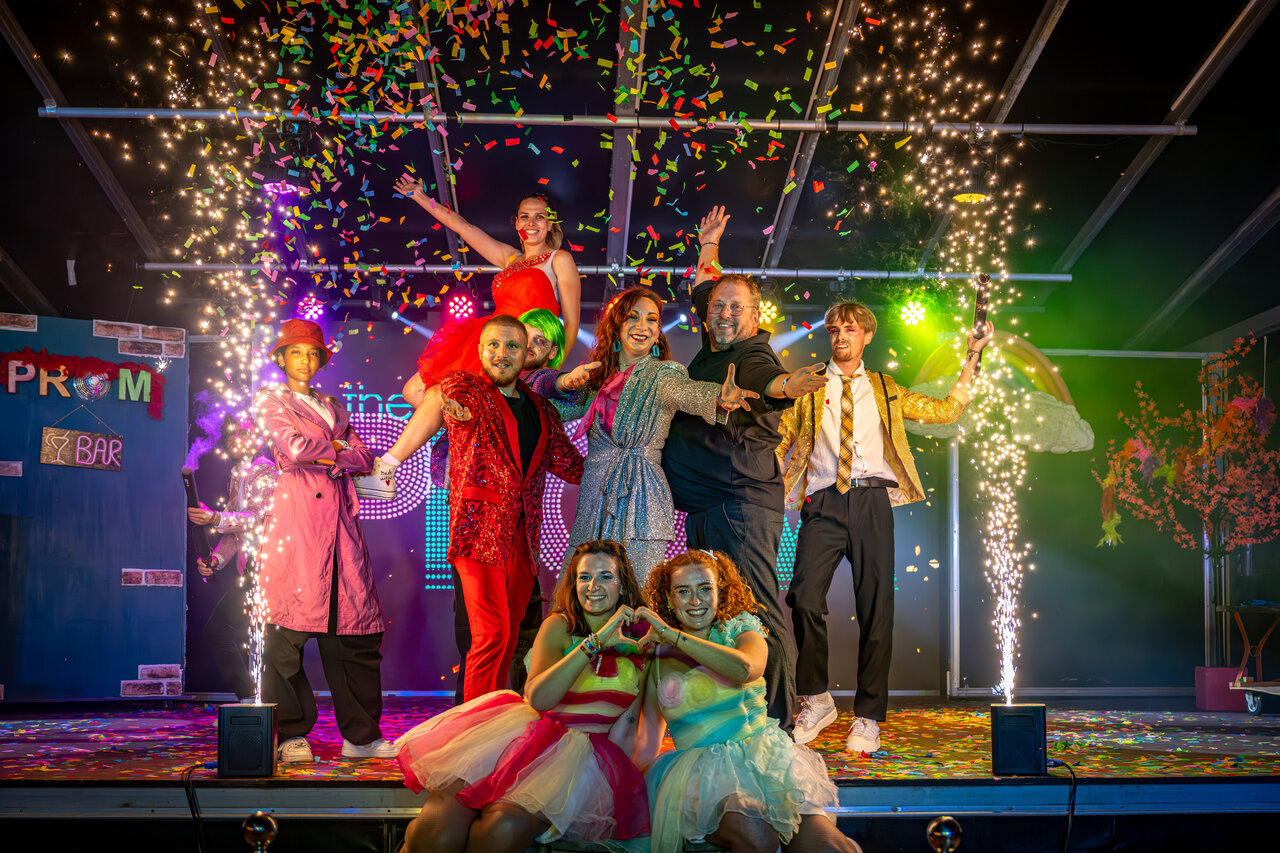 Spectacle d'animation festif avec confettis et �tincelles au camping CAPFUN F�erix � MARSEILLAN PLAGE.