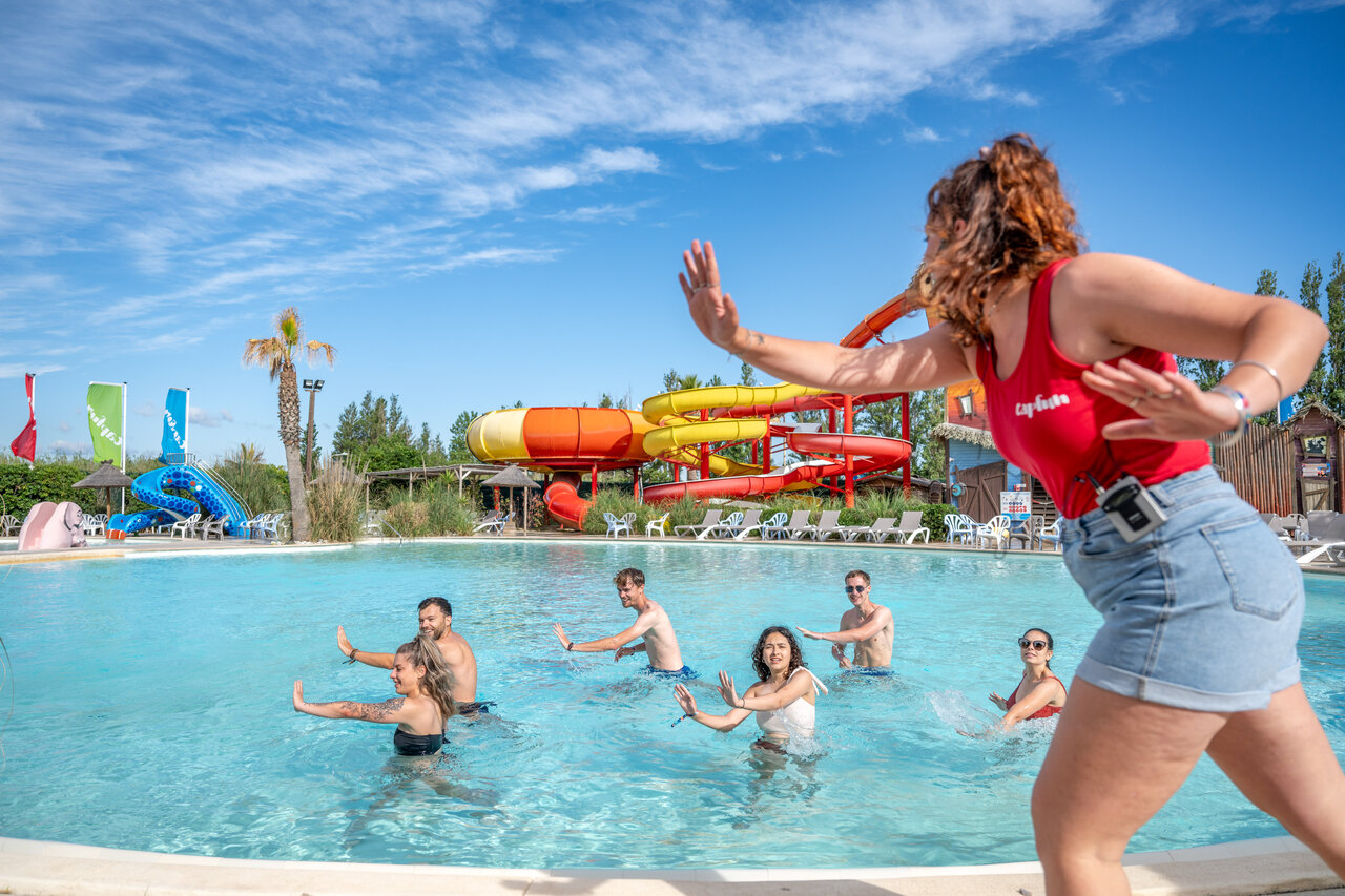 Cours d'aquagym dynamique dans la grande piscine avec toboggans au camping CAPFUN F�erix � MARSEILLAN PLAGE.