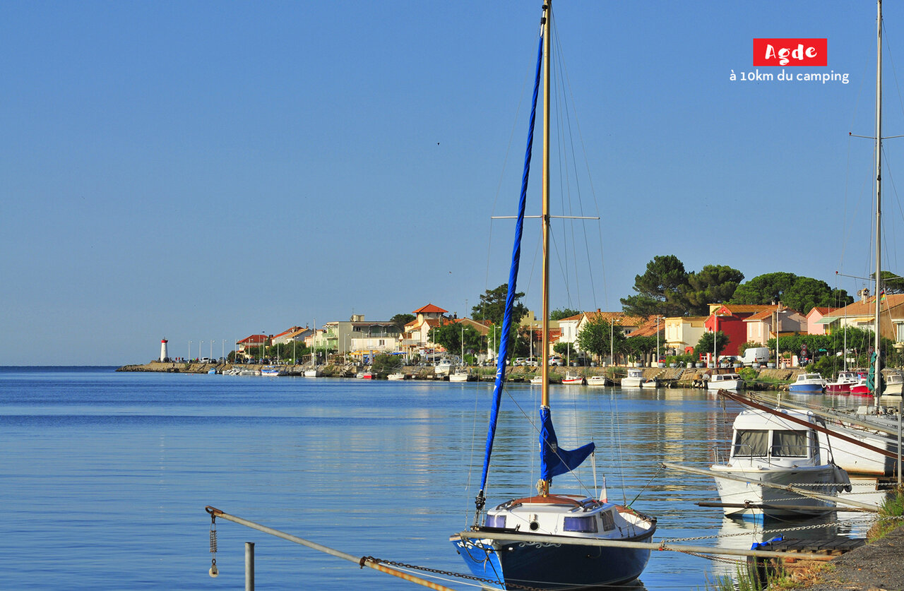 Port d'Agde avec voiliers, maisons color�es et phare, � visiter pr�s de Marseillan Plage.