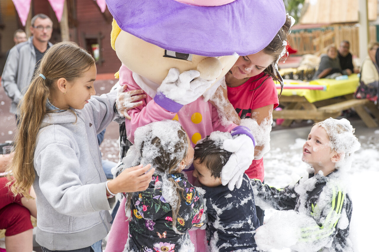 Enfants et mascotte s'amusant dans la mousse, animation CAPFUN F�erix MARSEILLAN PLAGE.