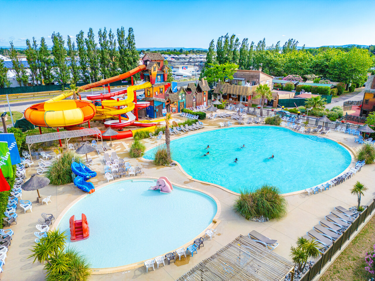 Piscines ext�rieures, toboggans g�ants et jeux aquatiques au camping CAPFUN F�erix � MARSEILLAN PLAGE.