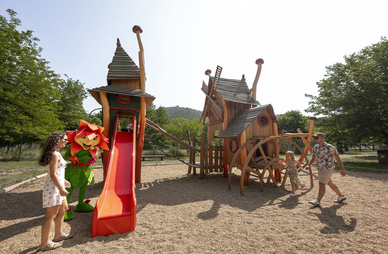 Aire de jeux en bois, toboggan, mascotte au camping CLICOCHIC Filament � Thoiras.