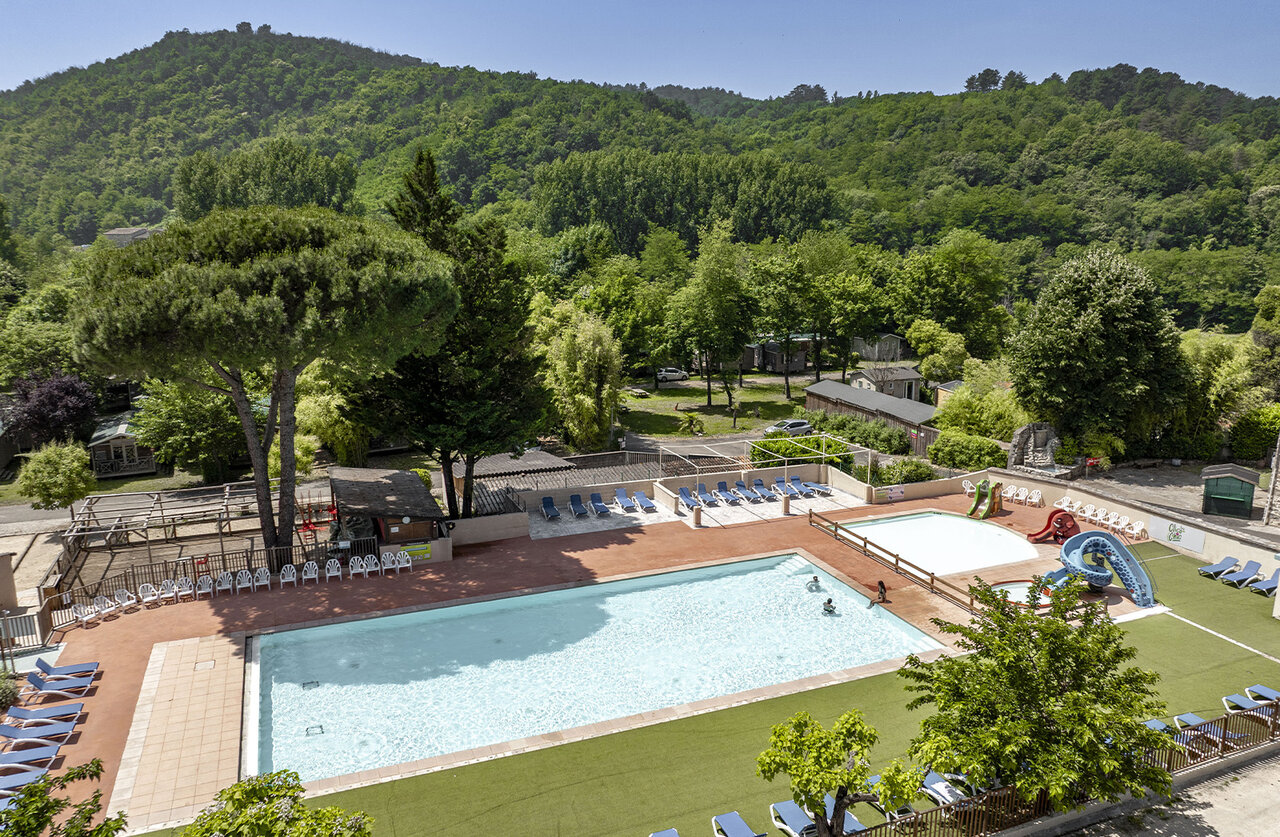 Piscine ext�rieure, toboggans aquatiques et solarium au camping CLICOCHIC Filament � Thoiras (30).