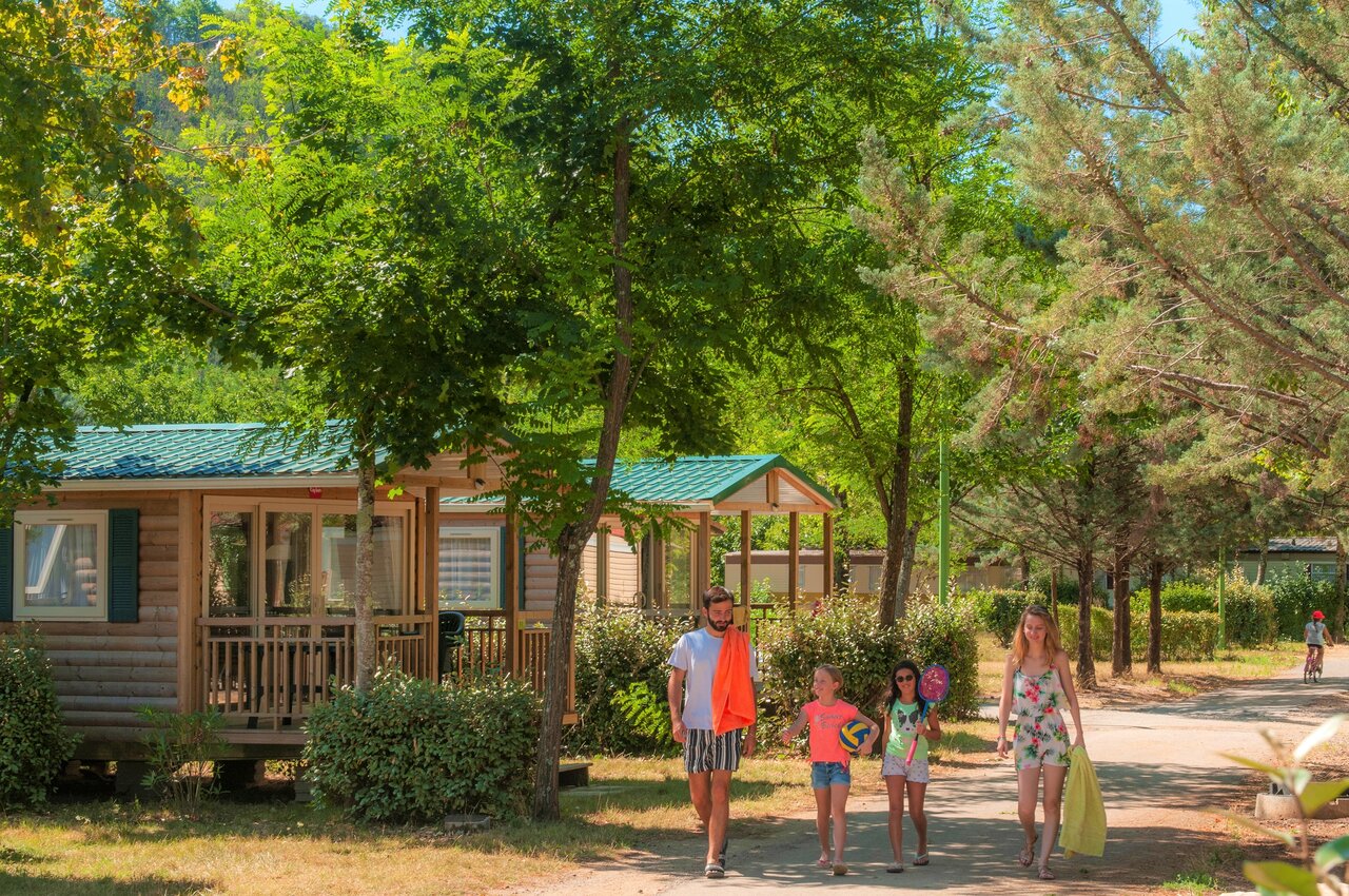 Famille se promenant pr�s de mobile-homes au camping CLICOCHIC Filament � Thoiras (30).