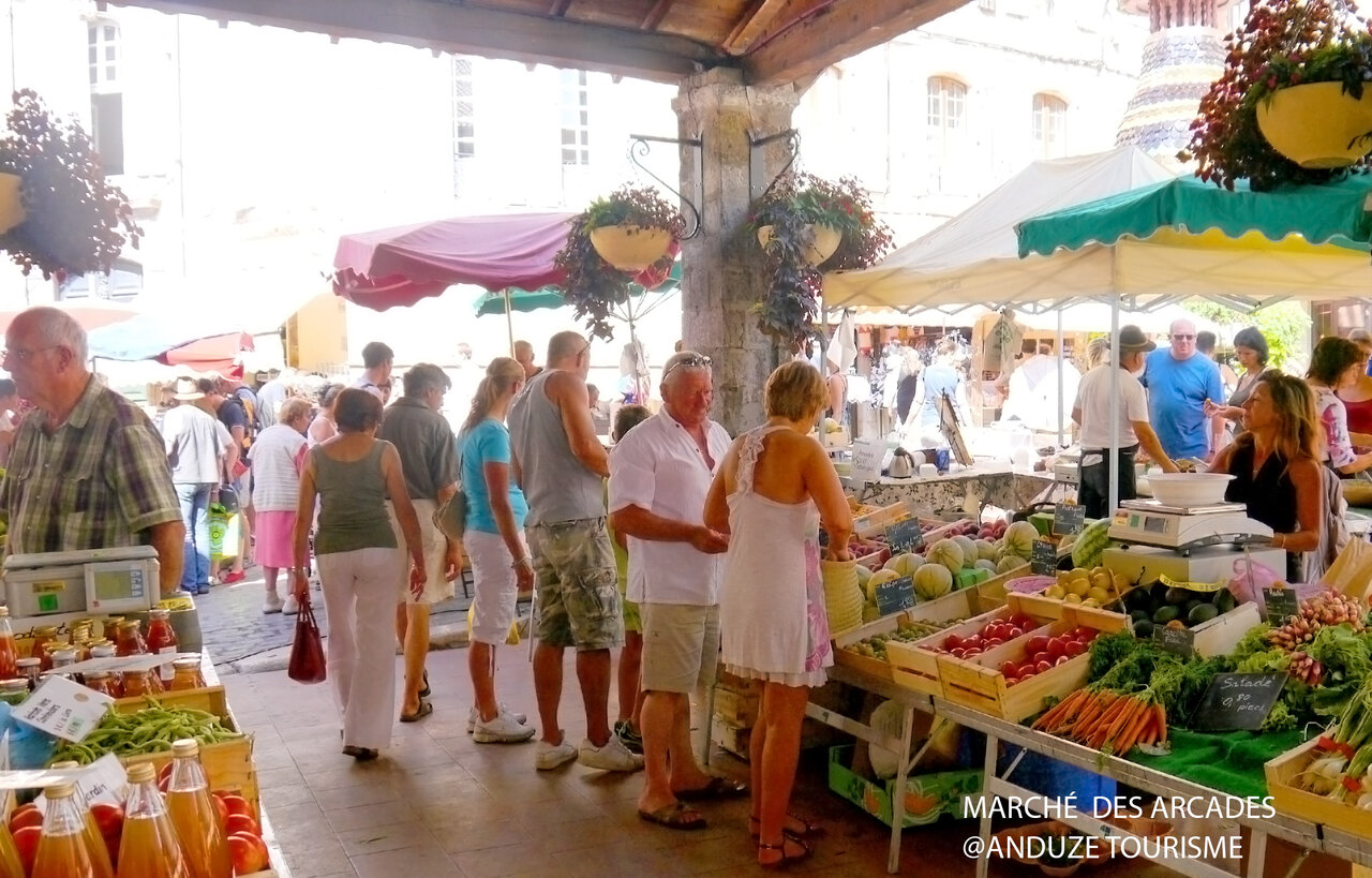 March� proven�al anim� sous les arcades d'Anduze, un lieu � visiter.