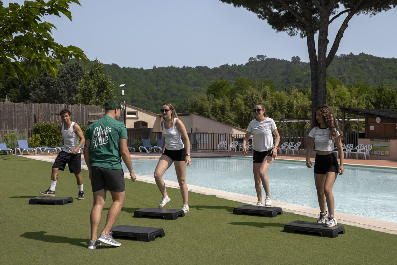 Cours de step dynamique pr�s de la piscine au camping CLICOCHIC Filament � Thoiras (30).