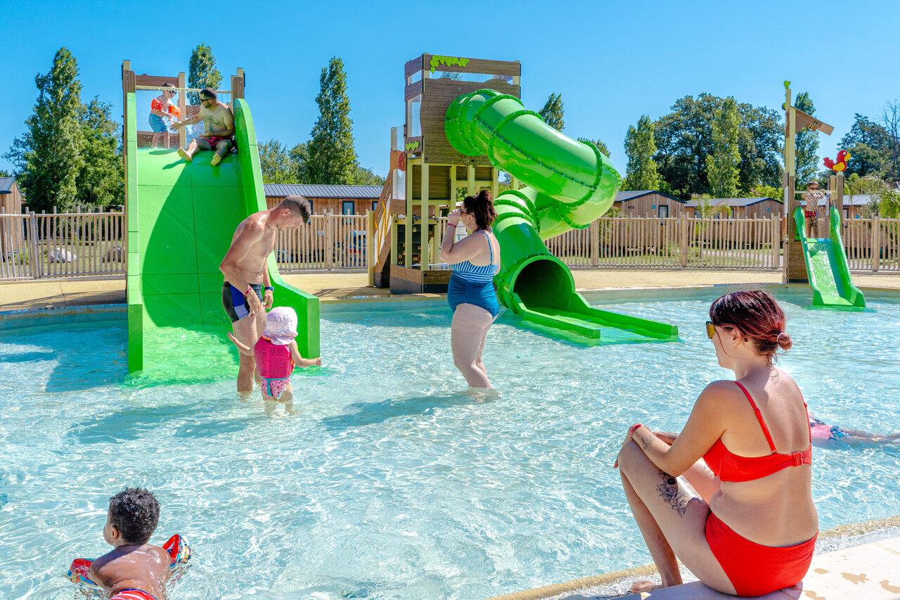 Toboggans aquatiques et pataugeoire avec jeux pour enfants au camping VAGUES OCEANES Au Flamenco � Argel�s-sur-Mer (66).