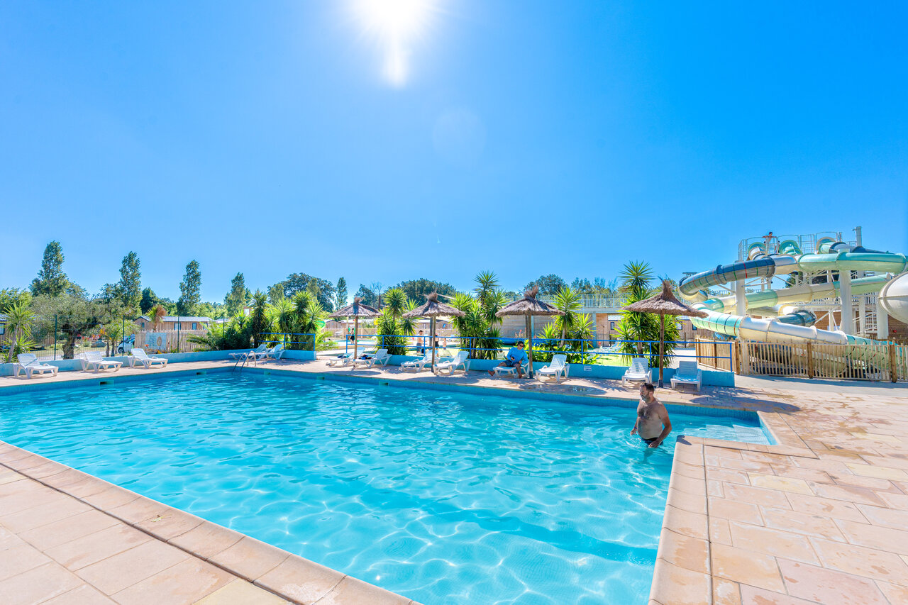 Piscine ext�rieure avec toboggans aquatiques et transats au camping VAGUES OCEANES Au Flamenco � Argel�s-sur-Mer (66).