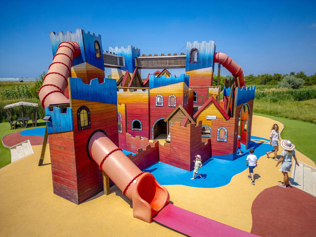 Ch�teau de jeux color� au camping CAPFUN Fleur de Camargue � Saint-Laurent-d Aigouze (30).