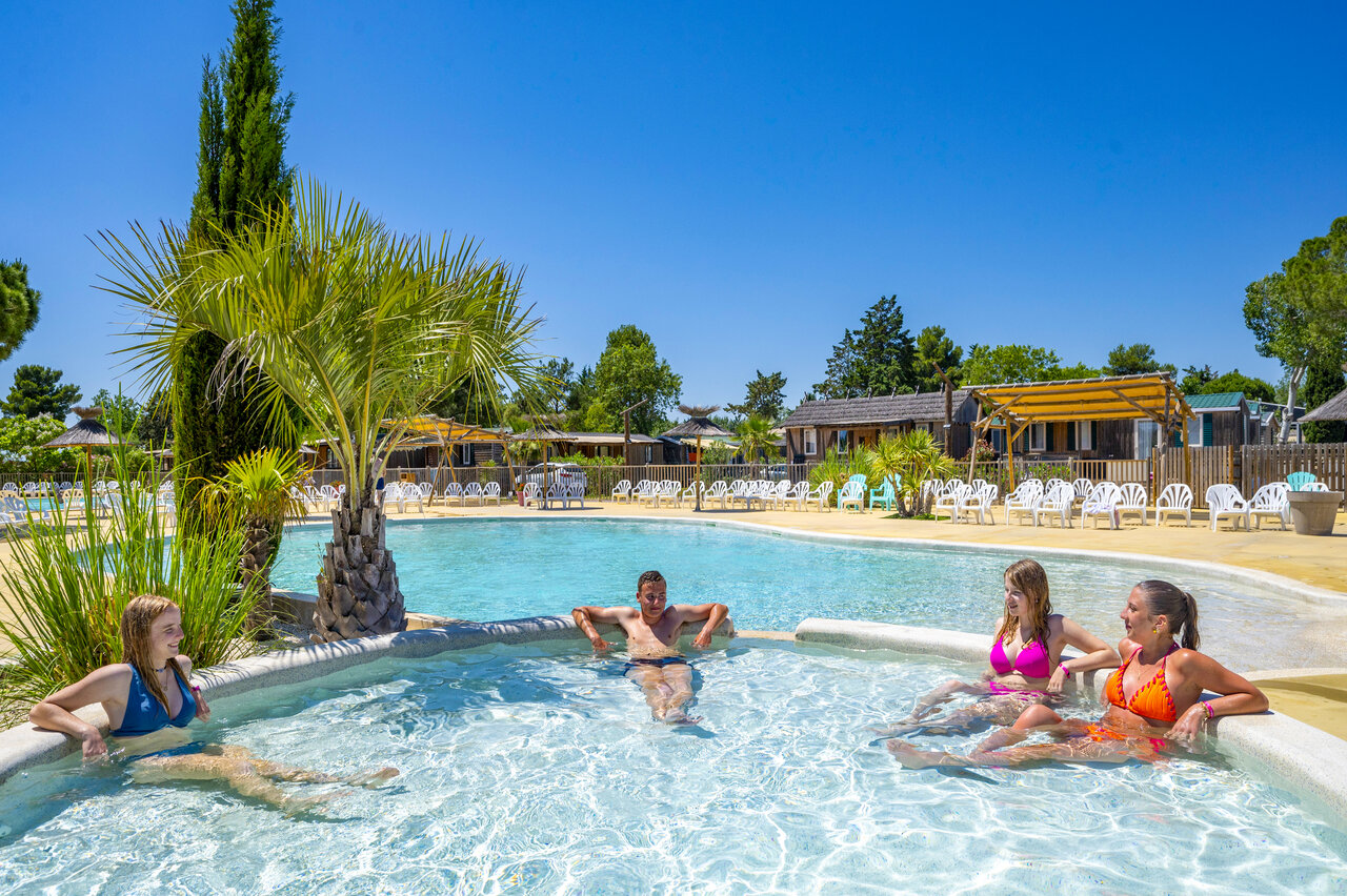 Famille se d�tendant dans la piscine ext�rieure du CAPFUN Fleur de Camargue (30).