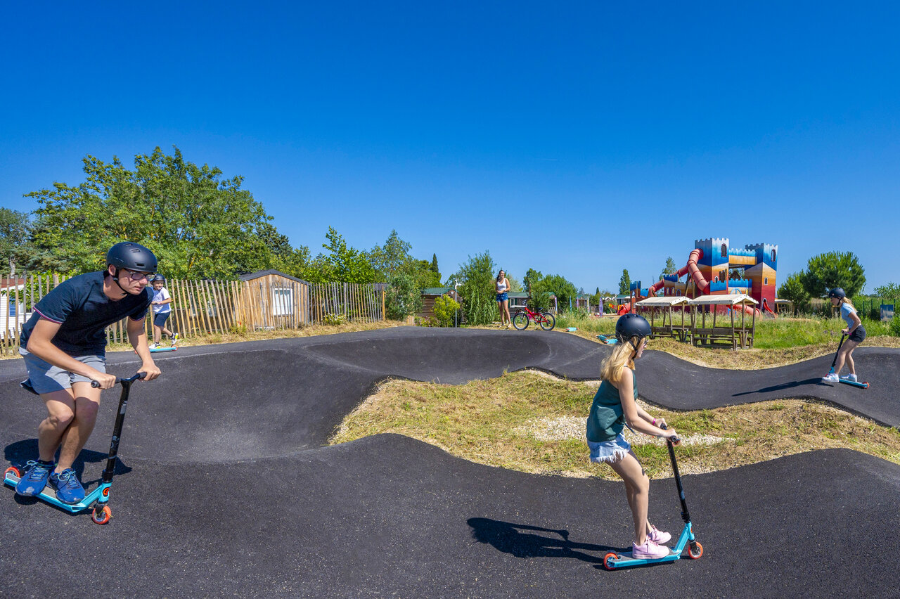 Pump track et aire de jeux au camping CAPFUN Fleur de Camargue � Saint-Laurent-d Aigouze (30).