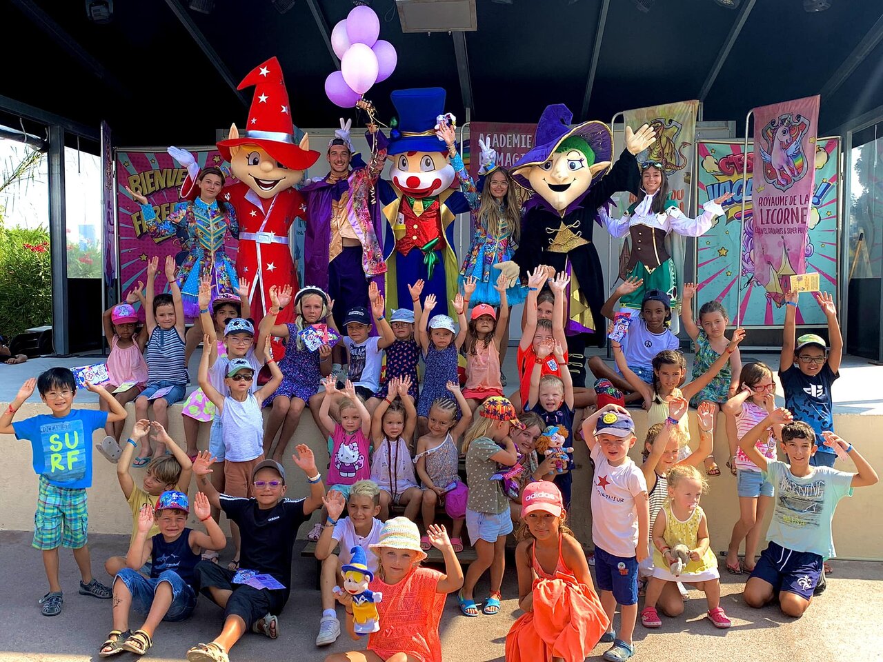 Enfants et mascottes anim�es sur sc�ne, spectacle au camping CAPFUN Fleur de Camargue � Saint-Laurent-d Aigouze (30).