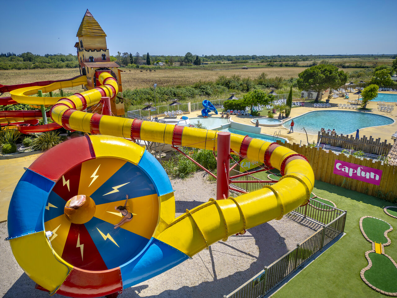 Toboggan aquatique et piscine au camping CAPFUN Fleur de Camargue � Saint-Laurent-d Aigouze (30).