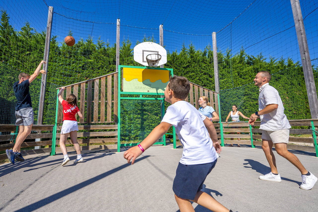 Basketball famille au camping CAPFUN Fleur de Camargue � Saint-Laurent-d Aigouze (30).